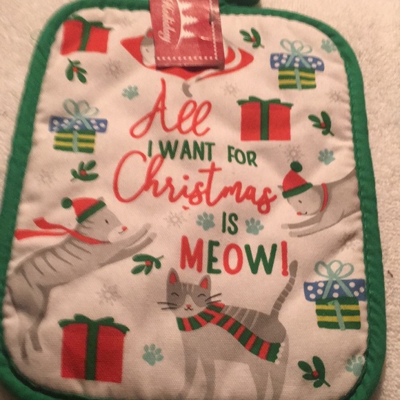11/27 host pick 🎉🎉 Cat Christmas print 2 potholders and 1 mitt. - Picture 2 of 4